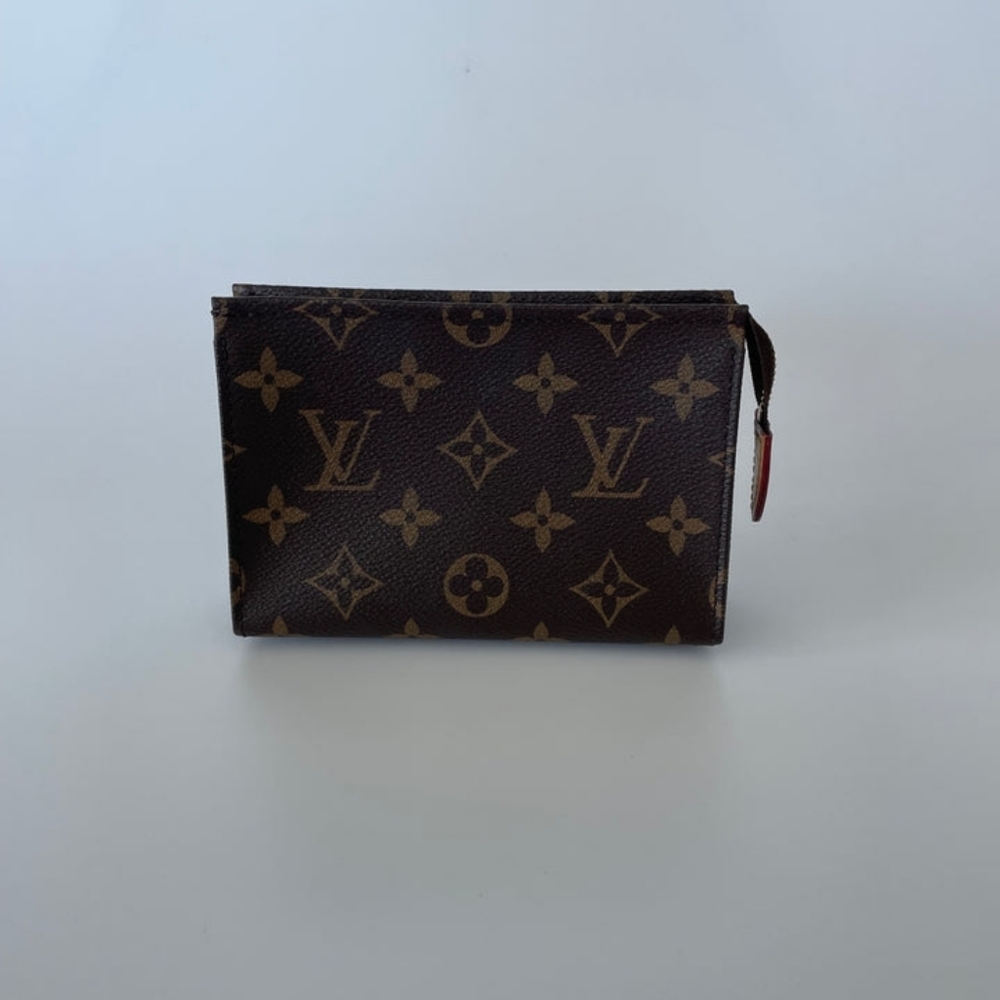 LOUIS VUITTON | TOILETRY 15 BAG | MONOGRAM